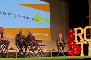 Alabama NewsCenter — Alabama, Auburn football legends share stories, weigh in on contemporary game